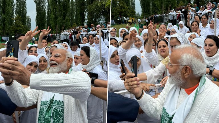 PM Modi Selfie With Kashmiri Girls:  श्रीनगर मध्ये योगा डे उपक्रमानंतर PM Modi यांनी क्लिक केला कश्मिरी मुलींसोबत खास सेल्फी (View Pics)