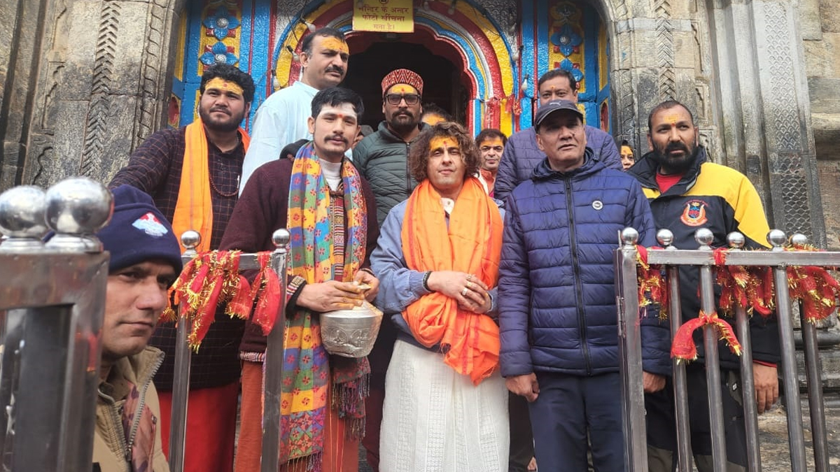 Sonu Nigam visited Kedarnath Temple: सोनू निगम याने घेतले केदारनाथचे दर्शन; गायकाला पाहण्यासाठी चाहत्यांची गर्दी (See Pics)