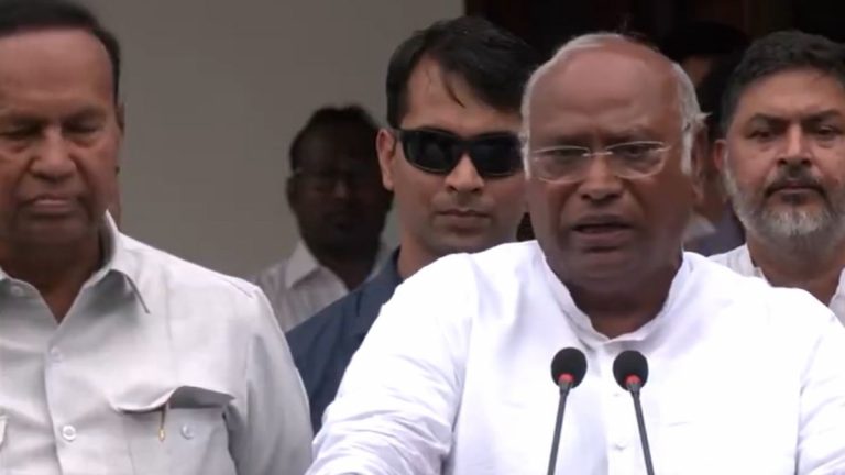 Lok Sabha Election 2024: लोकसभा निवडणूकीमध्ये INDIA Alliance ला 295 जागा मिळण्याचा Mallikarjun Kharge यांनी व्यक्त केला अंदाज