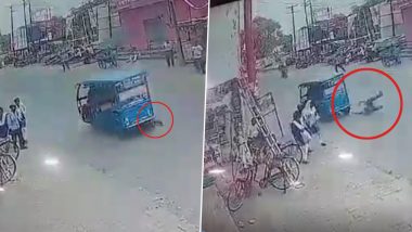 Accident Caught on Camera in UP: ई-रिक्षाने दिली दुचाकीस्वाराला धडक, पुढे जे झाले ते पाहून बसेल धक्का, पाहा व्हिडीओ