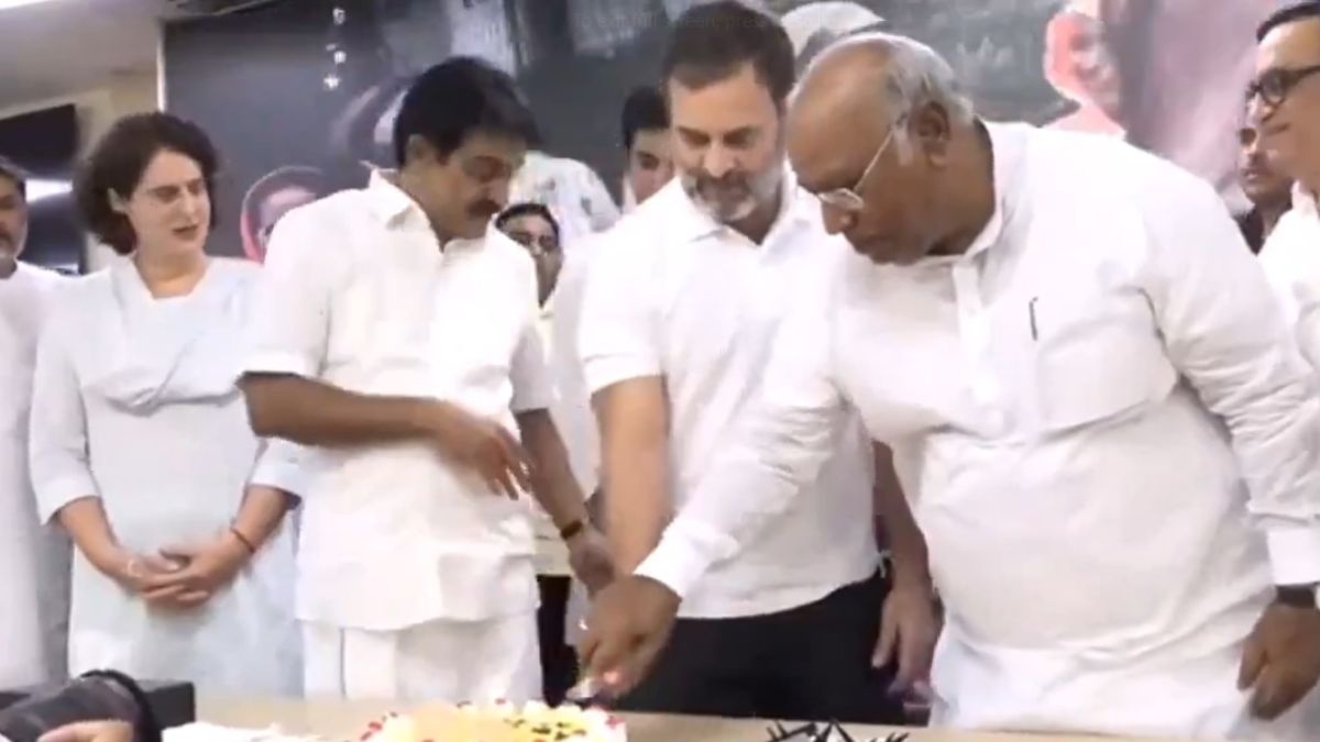 Rahul Gandhi’s 54th birthday: काँग्रेस नेते राहुल गांधी यांचा 54 वा वाढदिवस साजरा; दिल्लीतील काँग्रेस मुख्यालयात मल्लिकार्जून खर्गे यांच्यासोबत केक कापला (Watch Video)