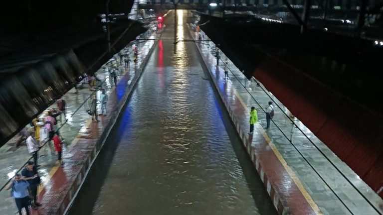 Mumbai Heavy Rainfall: मुंबई शहरात आणि उपनगरात मुसळधार पाऊस, रेल्वे रुळावर पाणी साचले, जनजीवन विस्कळीत (Watch Video)