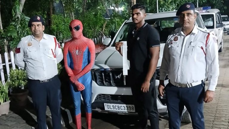 ‘Spiderman’ Fined in Delhi: स्पायडरमॅनचे कपडे परिधान करून तरुणाचा कारच्या बोनेटवर बसून स्टंट, पोलिसांकडून गुन्हा दाखल