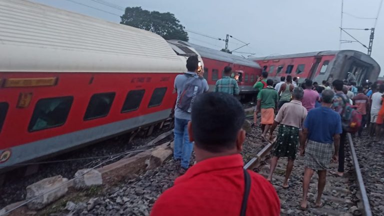 Jharkhand Train Derailment: हावडा- सीएसएमटी रेल्वे रुळावरून घसरली, 6 प्रवासी जखमी (See Photo)