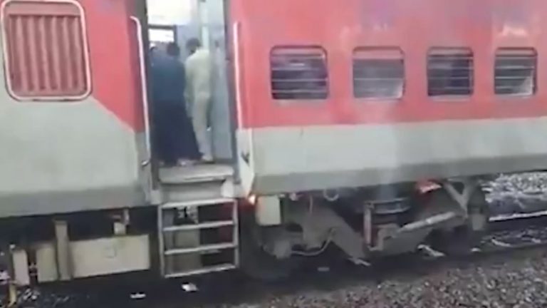 Gorakhpur LTT Express Break Liner Fire: गोरखपूर एलटीटी एक्सप्रेसच्या ब्रेक लाइनरला आग; ठाकुर्ली स्थानकाजवळ घडली घटना