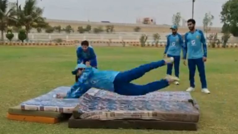 Team Pakistan Fielding Video: येड्यांचा बाजार, खुळ्यांचा दरबार! पाकिस्तान टीमची गादीवर कॅच प्रॅक्टिस, व्हिडिओ पाहून नेटकऱ्यांनी उडवली खिल्ली