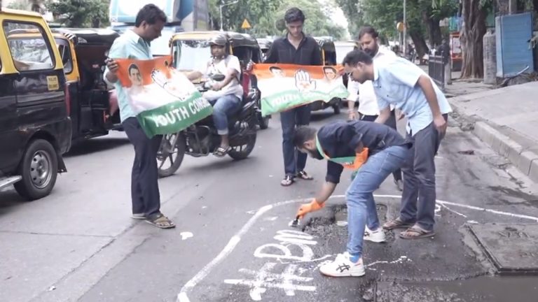 Mumbai: महापालिकेविरोधात युवक काँग्रेसचे अनोखे आंदोलन; रस्त्यावरील खड्ड्यांवर लिहिले ‘बीएमसी विकास’ (Watch Video)