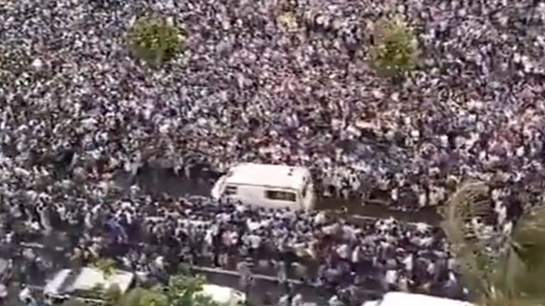 Team India Victory Parade: मरीन ड्राईव्हवर जमलेल्या क्रिकेट चाहत्यांनी गर्दीतून ॲम्ब्युलन्स जाण्यासाठी तयार केला रस्ता, व्हिडिओ होतोय व्हायरल