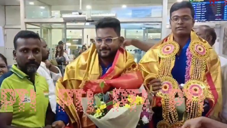 Indian Deaf Cricket Team Warm Welcome: भारतीय कर्णबधिर क्रिकेट संघाचे चेन्नई विमानतळावर जल्लोषात स्वागत (Watch Video)