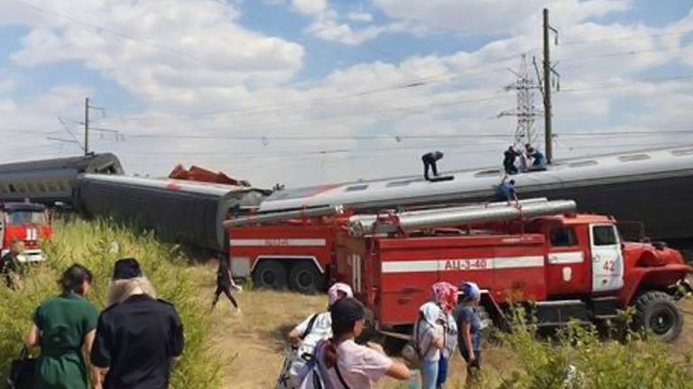 Train Derailed After Hitting Truck At Russia: रशियामध्ये मोठा रेल्वे अपघात, ट्रकला धडकली ट्रेन; 2 जणांचा मृत्यू, 100 हून अधिक प्रवासी जखमी