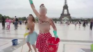 Semi-Nude Anti-Fascist Protest in Paris: महिला आंदोलकांनी टॉपलेस होऊन आयफेल टॉवरजवळ फॅसिझमच्या विरोधात दिल्या घोषणा