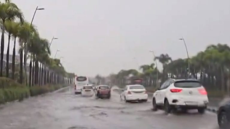 Mumbai Airport Waterlogging Video: मुसळधार पावसामुळे मुंबईच्या विमानतळावर साचले पाणी, पाहा व्हिडिओ