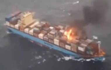 Cargo Ship Fire: गोव्यात समुद्राच्या मध्यभागी मालवाहू जहाजाला भीषण आग; 12 तासांपासून 3 अग्निशमन ICG जहाजे तैनात (Watch Video)