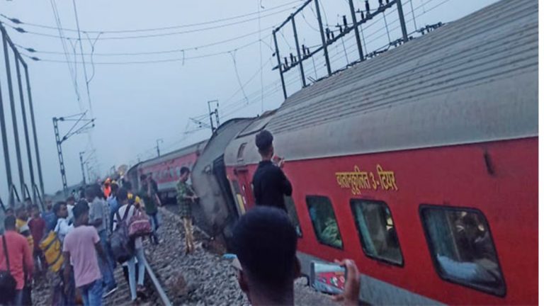 Howara-CSMT Express Derailed near Chakradharpur: झारखंड मध्ये हावड़ा-सीएसएमटी ट्रेनच्या दुर्घटनेनंतर नागपूर, सेवाग्राम, वर्धा, बसवळ, बडनेरा, शेगाव स्टेशनसाठी हेल्पलाईन नंबर जारी