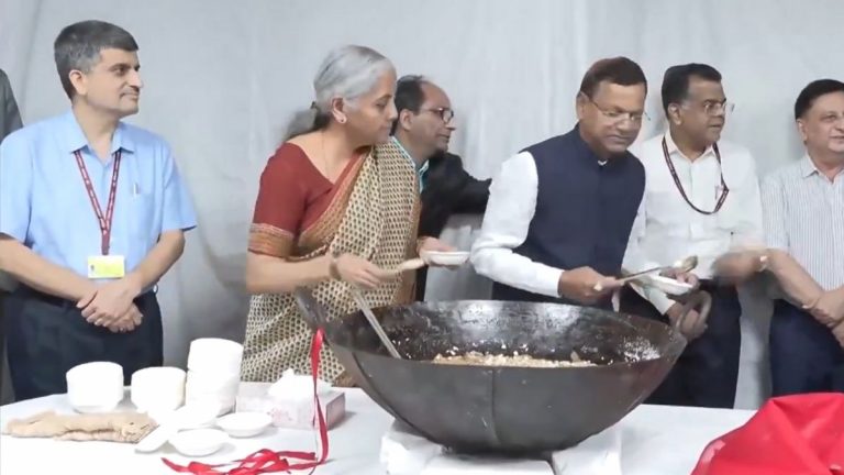 Union Budget 2024: केंद्रीय अर्थसंकल्प सादर करण्यापूर्वी Nirmala Sitharaman यांनी आज घेतला 'Halwa Ceremony' मध्ये सहभाग (Watch Video)