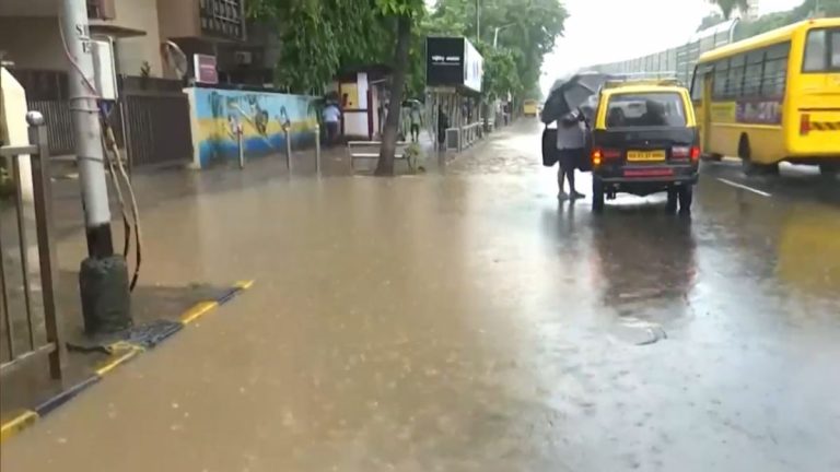 Mumbai Rains: मुंबई मध्ये रात्रभर संततधार; सखल भागात पाणी साचल्याने वाहतूक मंदावली