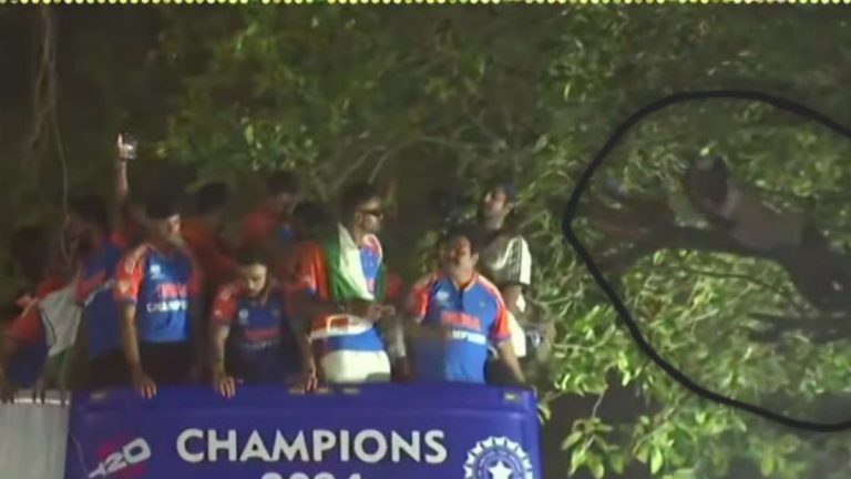 Team India Victory Parade Live Update: टीम इंडियाची विजयी परेड सुरू, खेळाडूंची एक झलक पाहण्यासाठी चाहत्याचा गजब कारनामा (Watch Video)