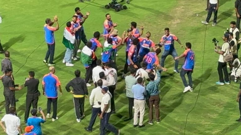 Team India Dancing at the Wankhede: वानखेडे स्टेडियमवर टीम इंडियाने ट्रॉफीसोबत केला डान्स, पाहा व्हिडिओ