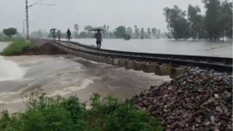 Uttar Pradesh: उत्तर प्रदेशमध्ये शारदा नदीला पूर; रेल्वे कल्व्हर्ट गेले वाहून (Watch Video)