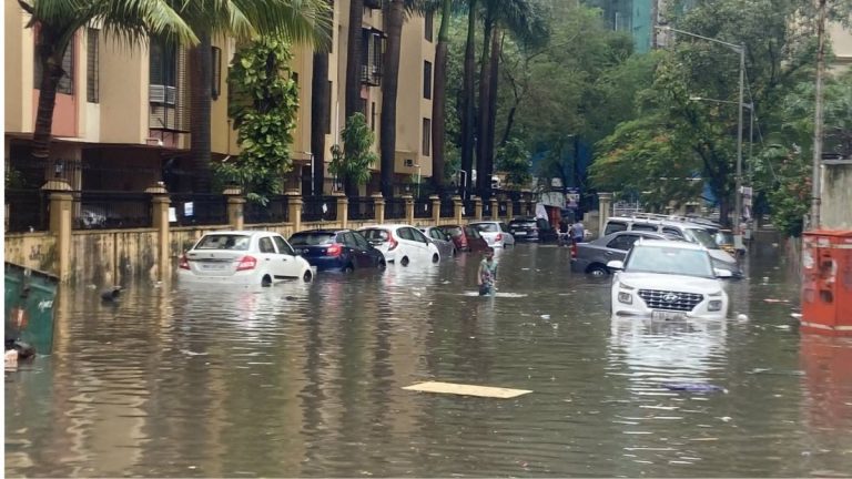 Mumbai Rains: मुंबईत सहा तासात 300 मिमी पेक्षा जास्त पावसाची नोंद; उपनगरीय रेल्वे सेवा विस्कळीत