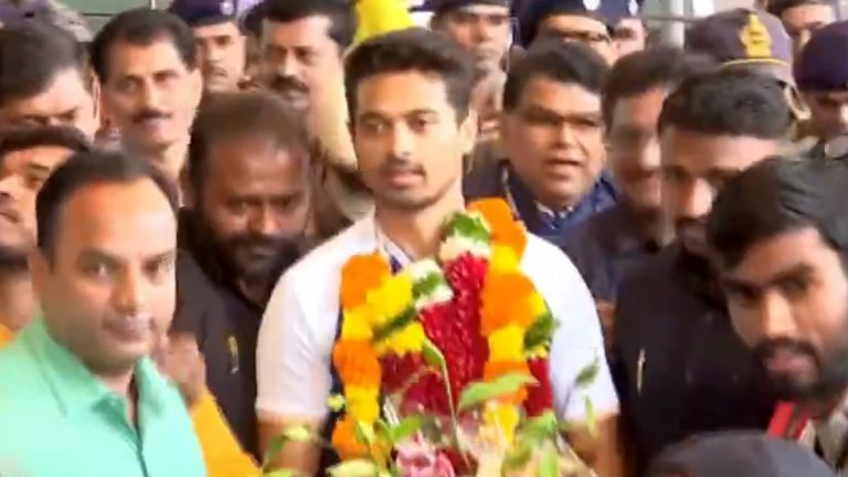 Swapnil Kusale Welcome Pune: ढोल ताशाच्या गजरात ऑलिम्पिक पदक विजेता स्वप्नील कुसाळेचं पुणे विमानतळावर भव्य स्वागत, पाहा व्हिडिओ