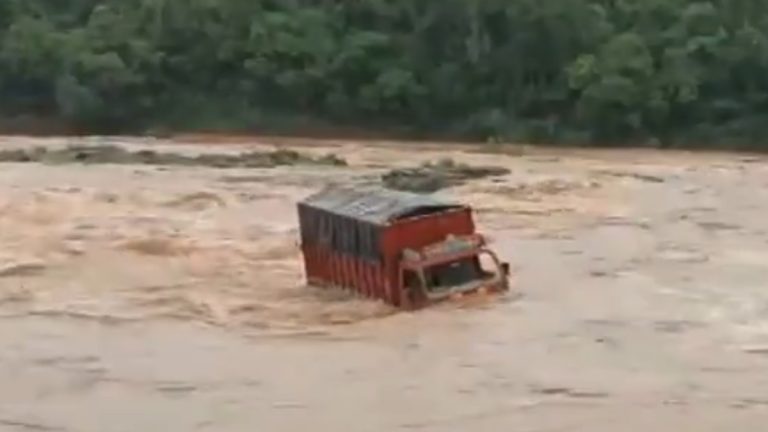 Gujarat Rains: मुसळधार पावसामुळे गुजरात येथे पूर परिस्थिती, सापूताराच्या रस्त्यावर ट्रक अकडला (Watch Video)