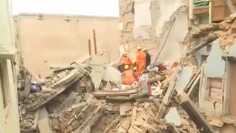 Varanasi House Collapse: मुसळधार पावसामुळे दोन घरे कोसळली, आठ लोक ढिगाऱ्याखाली अडकल्याची भीती, बचावकार्य सुरु (Watch Video)