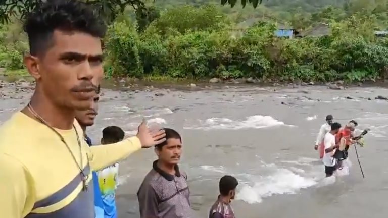 Raigad Video: गावात स्माशानभूमीची व्यवस्था नसल्याने पूराच्या पाण्यातून नागरिकांचा जीवघेणा प्रवास