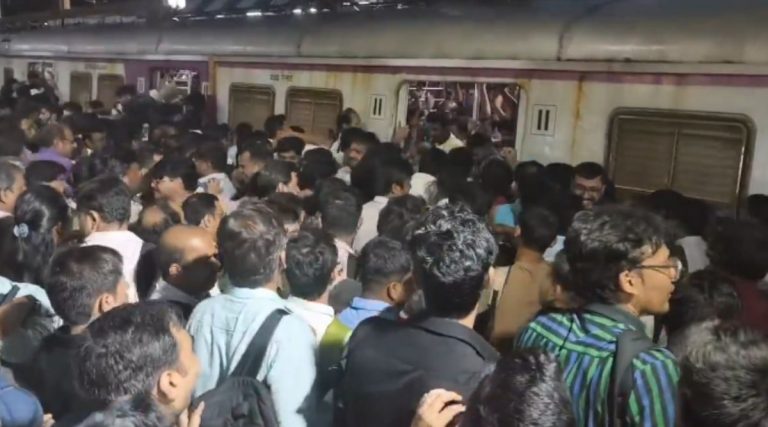 Huge Rush at Ghatkopar Station: मध्य रेल्वे मार्गावर लोकल सेवेमध्ये विलंब; घाटकोपर स्थानकावर प्रवाशांची प्रचंड गर्दी (Watch Video)