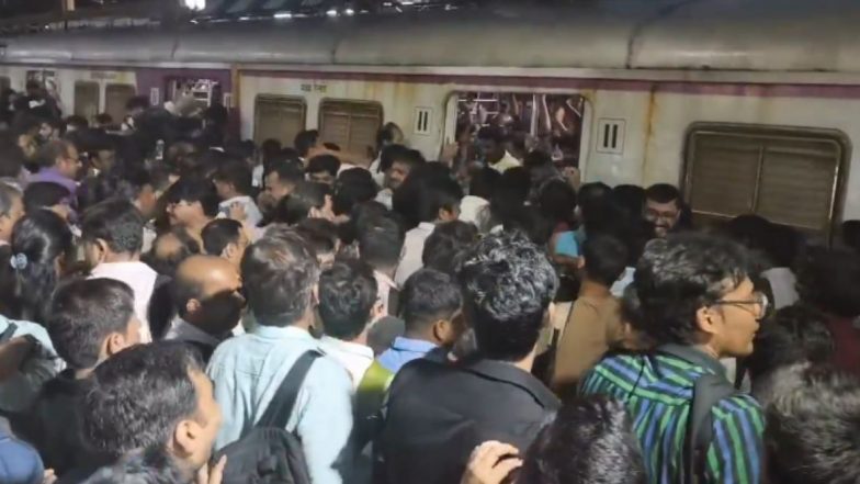 Huge Rush at Ghatkopar Station: मध्य रेल्वे मार्गावर लोकल सेवेमध्ये विलंब; घाटकोपर स्थानकावर प्रवाशांची प्रचंड गर्दी (Watch Video)
