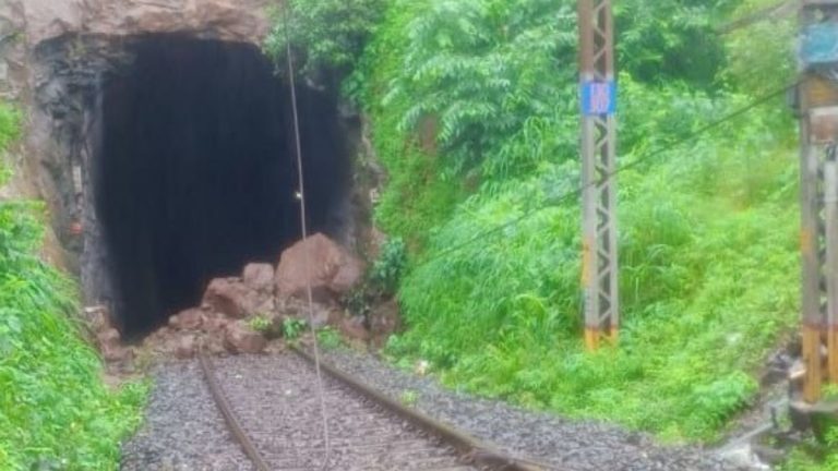 Boulders fell on track between Kasara and Igatpuri Stations: कसारा-इगतपुरी स्थानकादरम्यान कोसळली दरड; मध्य रेल्वे कडून वाहतूक सुरळीत असल्याची माहिती