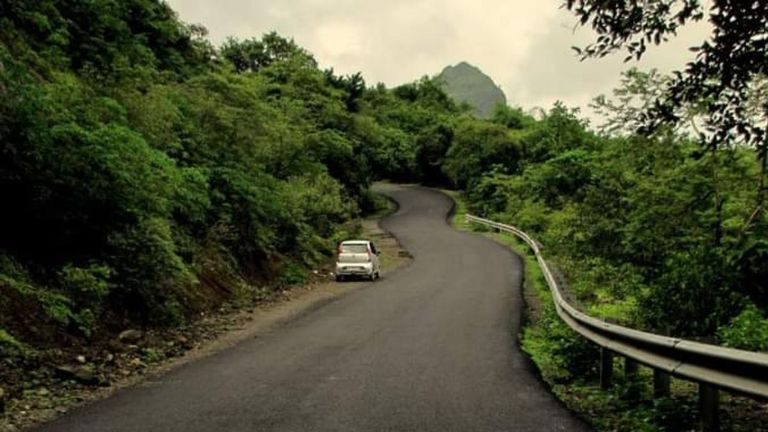 Tamhini Ghat: ताम्हिणी घाटातील मुख्य महामार्ग एका वळणावर खचला; कोकणात जाणाऱ्या नागरिकांसाठी धोकादायक परिस्थिती (Video)